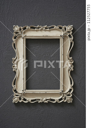 黒い壁紙に掛けられたアンティークな額縁 黒い壁紙に掛けられたアンティークな額縁 112527755