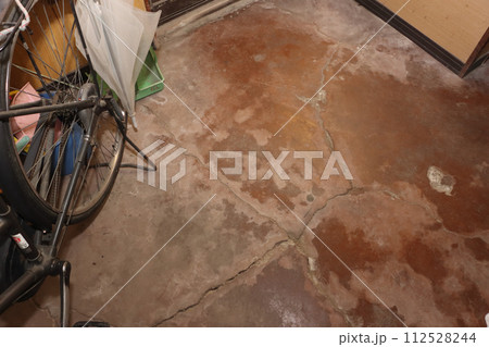 ひび割れたコンクリート土間 112528244