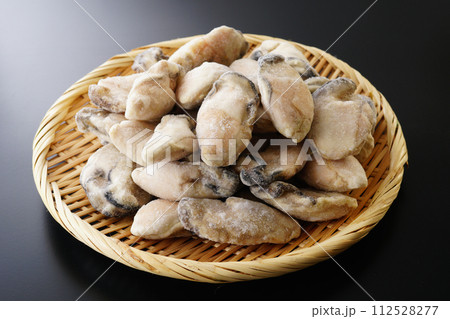 ザルに盛った冷凍の牡蠣 112528277