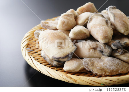 ザルに盛った冷凍の牡蠣 112528278