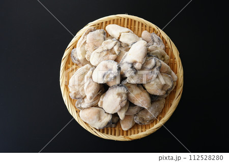 ザルに盛った冷凍の牡蠣 ザルに盛った冷凍の牡蠣 112528280