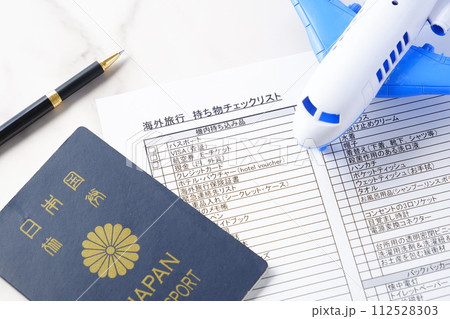 海外旅行に出発する前に、必要なものをすべて用意したか「海外旅行　持ち物チェックリスト」でチェックする 112528303