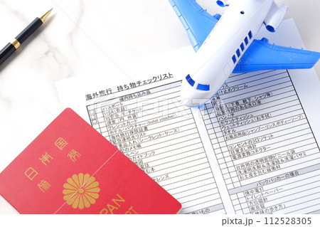 海外旅行に出発する前に、必要なものをすべて用意したか「海外旅行　持ち物チェックリスト」でチェックする 112528305