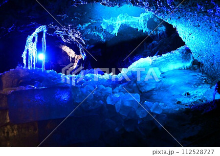 鳴沢氷穴の氷柱 112528727