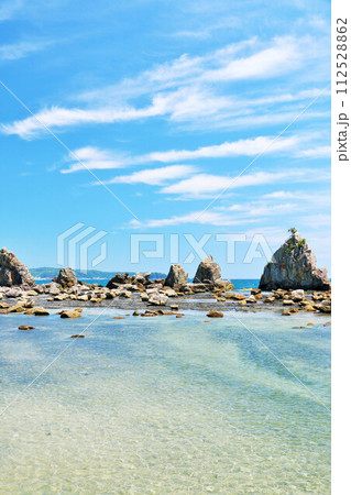 和歌山県　青空と海の串本橋杭岩 112528862