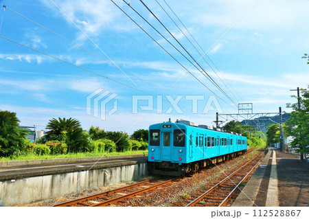 和歌山県　青空の那智駅と電車 112528867