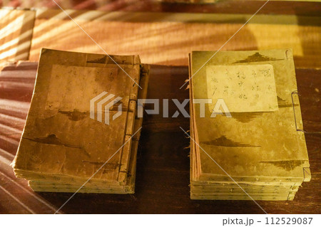 積み上げられた書物・昔の古い本 (石川県・いろは草庵) 積み上げられた書物・昔の古い本 (石川県・いろは草庵) 112529087