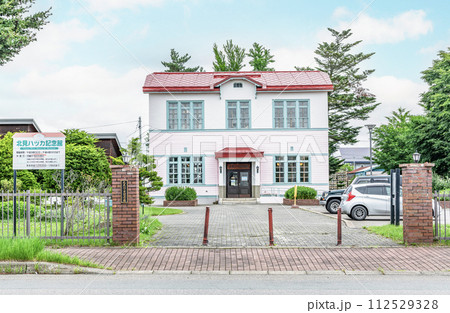 北海道北見市　晴天の北見ハッカ記念館 112529328