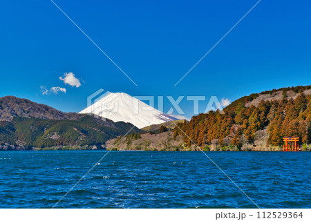 神奈川県 元箱根港 芦ノ湖からの富士山と海賊船 神奈川県 元箱根港 芦ノ湖からの富士山と海賊船 112529364