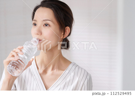 水を飲む30代女性のポートレート 112529495
