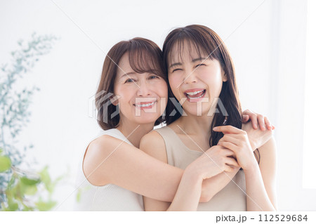 母と娘のビューティーポートレート 112529684