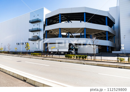 大型物流センターのランプウェイ 112529800