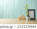 青い壁とシンゴニウムと青い額と木のおもちゃ 112529944