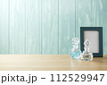 青い壁と青い額と香水瓶 112529947