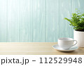 青い壁とアジアンタムとコーヒーカップ 112529948