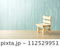 青い壁と小さい椅子 112529951