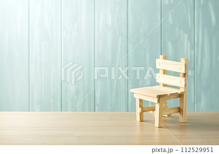 青い壁と小さい椅子 112529951