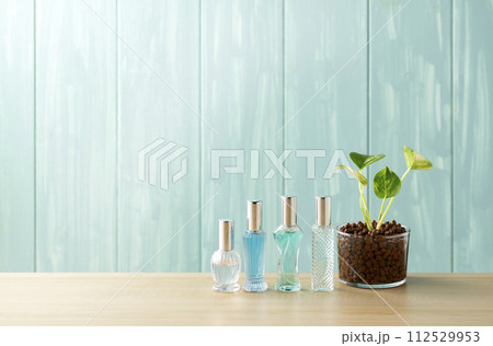 青い壁と香水瓶とポトス 112529953