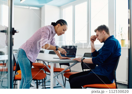 A furious business director of a startup office berating her employee for business mistakes and errors 112530020