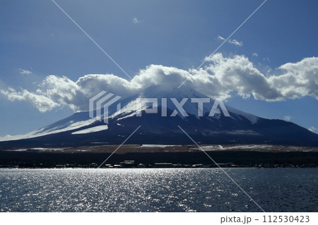 実り豊かな山梨県（春来る3月の真元気な風に吹かれる走り雲に富士山が駆け足で春を待つ。）山中湖 112530423
