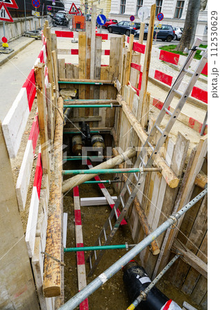 Replacement of underground heating pipes, deep trench with sliding equipment to support the ground 112530629