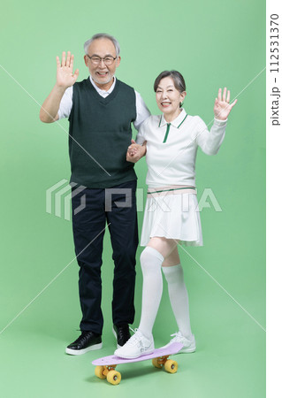 A senior wear a golf suit 112531370