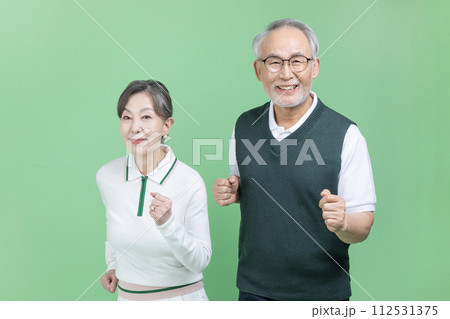 A senior wear a golf suit 112531375