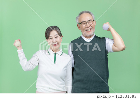 A senior wear a golf suit 112531395