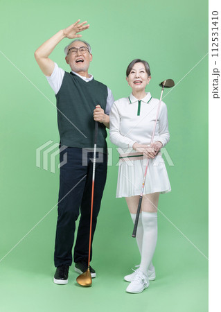 A senior holding a golf club A senior holding a golf club 112531410