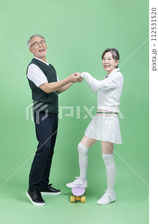 A senior wear a golf suit 112531520