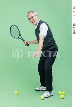 A senior man who plays tennis with a tennis racket 112531616