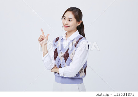 A woman who performs hand gestures with her employee ID around her neck 112531873