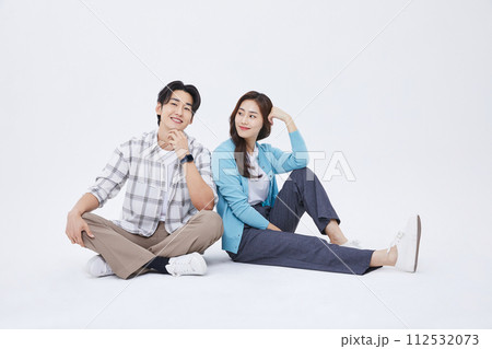 A man and a woman sitting cross legged A man and a woman sitting cross legged 112532073