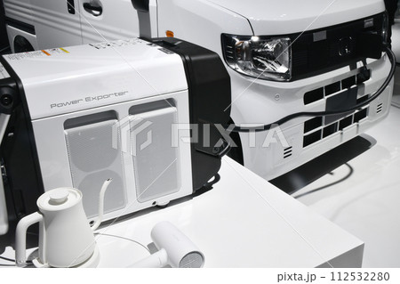 給電中の電気自動車 112532280