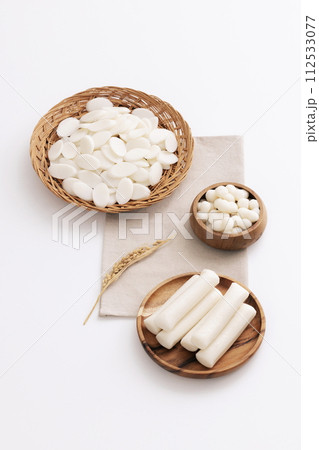 On a white background, there's rice cake and rice cake soup in a bowl 112533077