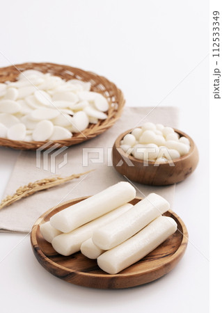 On a white background, there's rice cake and rice cake soup in a bowl 112533349