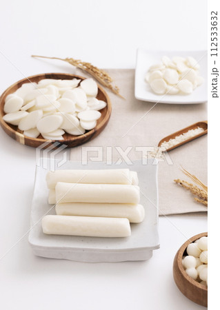 On a white background, there's rice cake and rice cake soup in a bowl 112533632