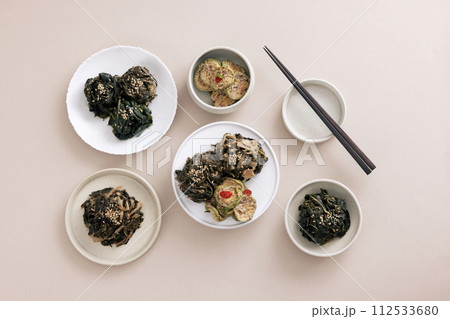 There are several dried vegetables on the table 112533680