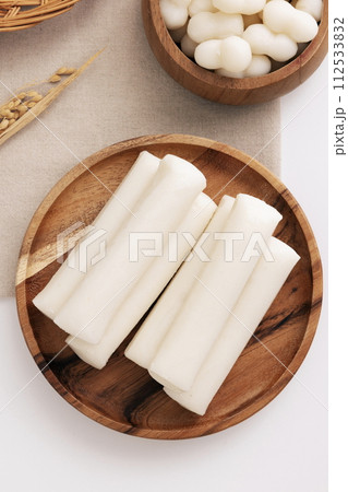 There's a white background with rice cake in a wooden tableware 112533832
