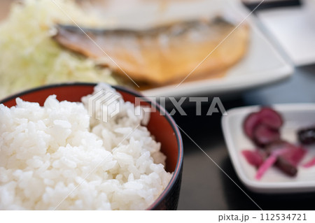 美味しそうな魚の煮つけ 112534721