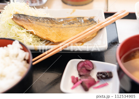 美味しそうな魚の煮つけ 112534905