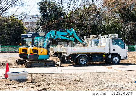 工事現場　重機ミニユンボとダンプカー 112534974