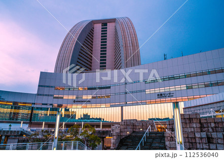 日本の横浜都市景観 ヨコハマグランドインターコンチネンタルホテルや会議センターなどを望む 日本の横浜都市景観 ヨコハマグランドインターコンチネンタルホテルや会議センターなどを望む 112536040