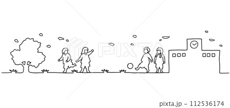 校庭でサッカーをして遊ぶ子供たちの線画イラスト　白黒 112536174