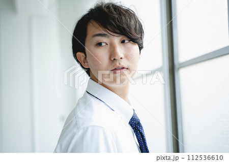 男性　ポートレート　ビジネスパーソン 112536610