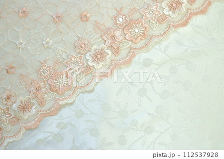 かわいいピンクの花の刺繍レース 112537928