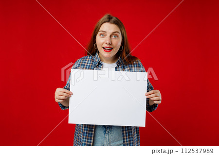 Beautiful 30s woman holding a blank advertisement banner isolated over red background. Young woman holding sign business board 112537989