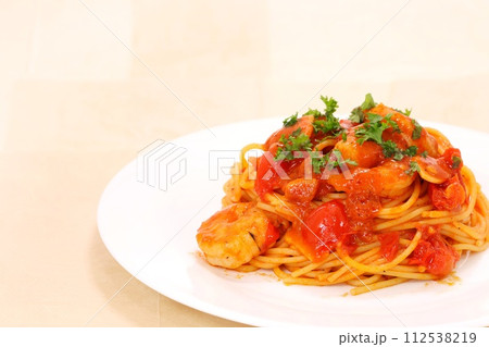 エビとトマトのパスタ 白皿 イタリアンパセリ エビとトマトのパスタ 白皿 イタリアンパセリ 112538219