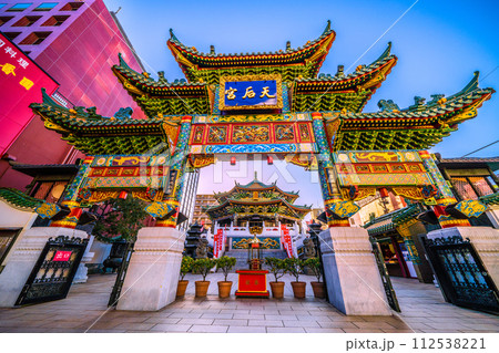 日本の横浜都市景観 横浜中華街・横濱媽祖廟などを望む…新時代へ 112538221