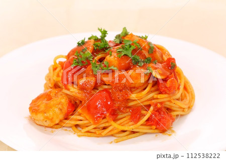 エビとトマトのパスタ　白皿　イタリアンパセリ 112538222